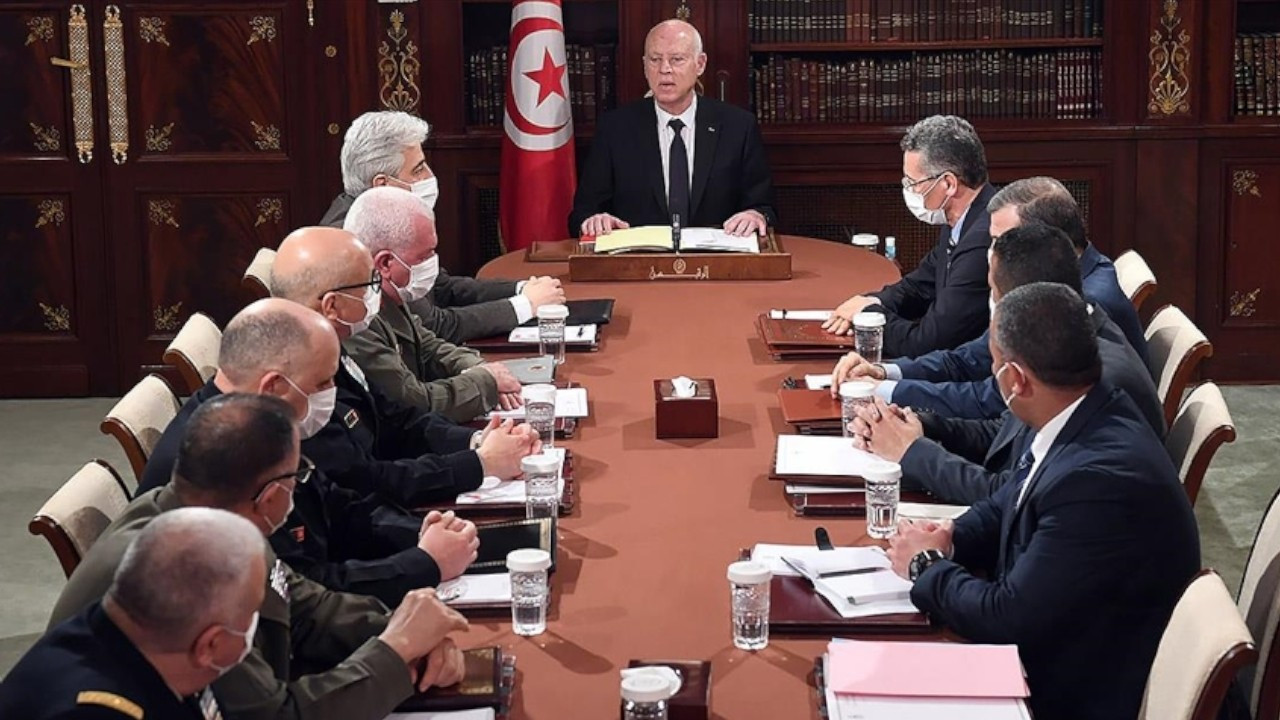 Tunus Cumhurbaşkanı vekilleri darbecilikle suçlayıp Meclis'i feshetti