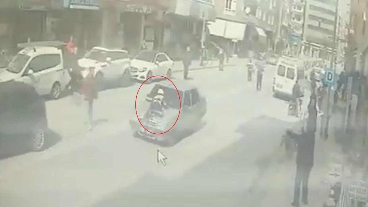 Otomobille çarptığı kadın polisi kaputta 200 metre sürükledi