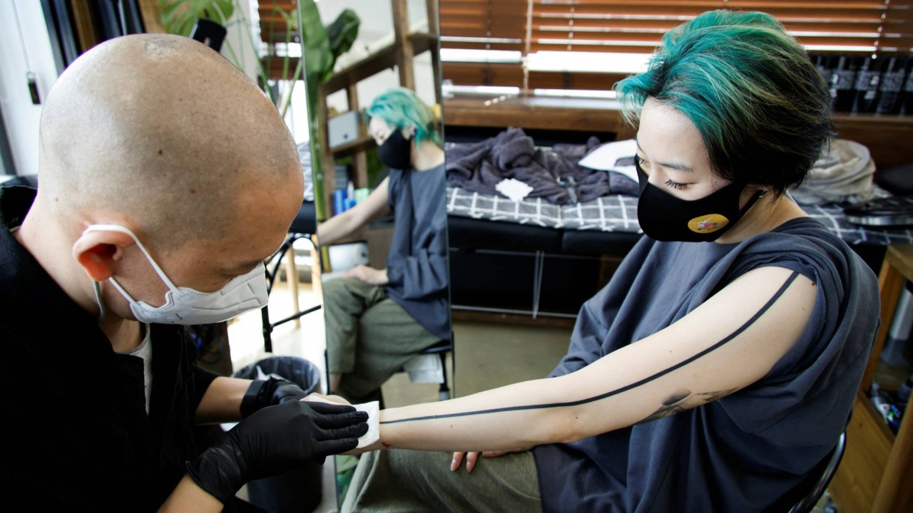 Güney Kore'de yalnızca tıp uzmanları dövme yapabilecek