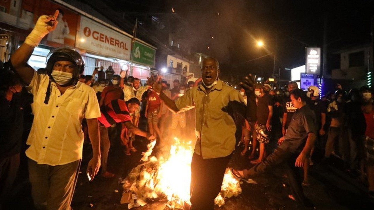 Sri Lanka'da halk 'zamlar' nedeniyle ayaklandı, sokağa çıkma yasağı ilan edildi