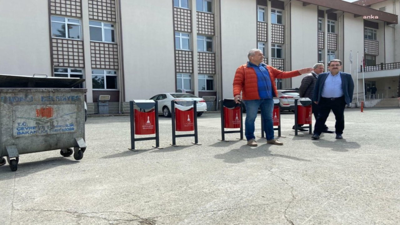 İzmir Belediyesi'nin Fındıklı'ya gönderdiği çöp kutuları kaldırıldı