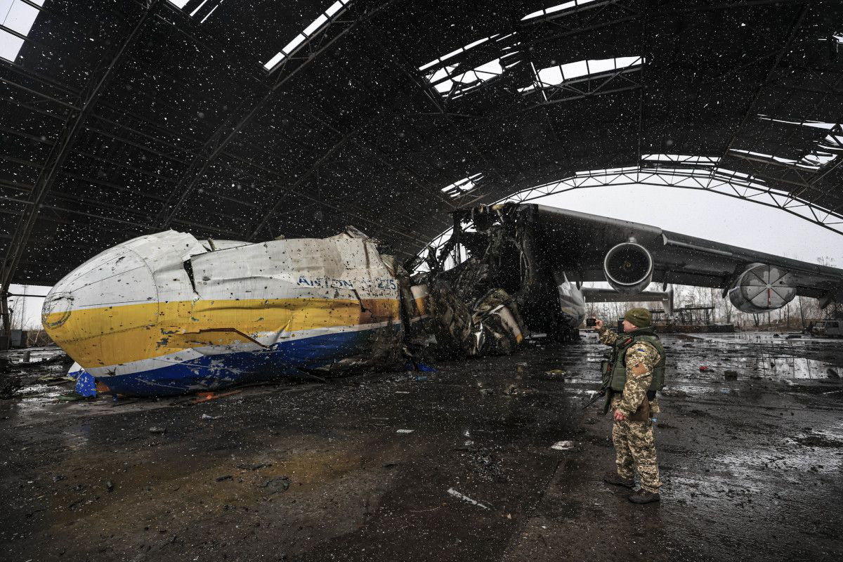 Rusya'nın vurduğu dünyanın en büyük uçağı Antonov An-225'ten geriye enkaz kaldı - Sayfa 1