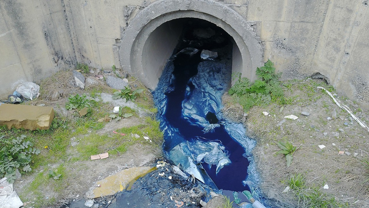 Alibeyköy Barajı'na uzanan dere 'mavi' akıyor
