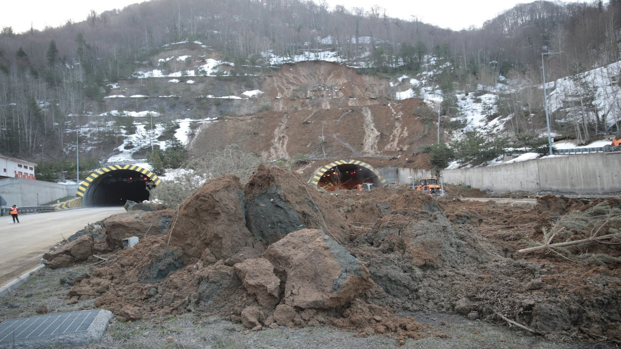 Dağdan tonlarca toprak aktı: Bolu Dağı Tüneli geçit vermiyor