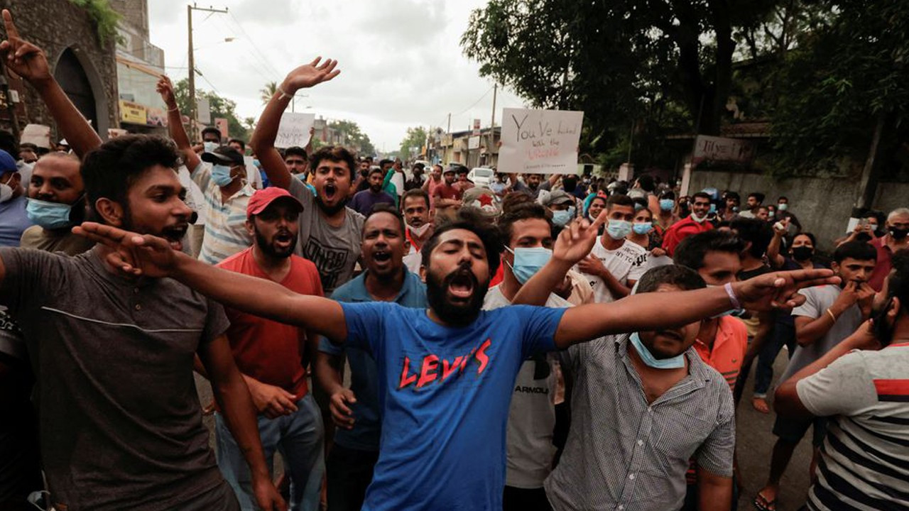 Sri Lanka'da patlak veren isyan hükümeti sarstı: Başbakan hariç kabine istifa etti