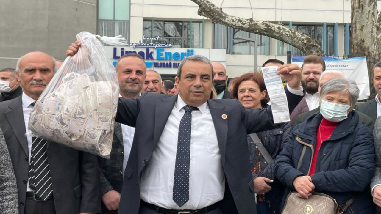 CHP Bursa il teşkilatı elektrik faturasını 5 TL'lik banknotlarla ödedi