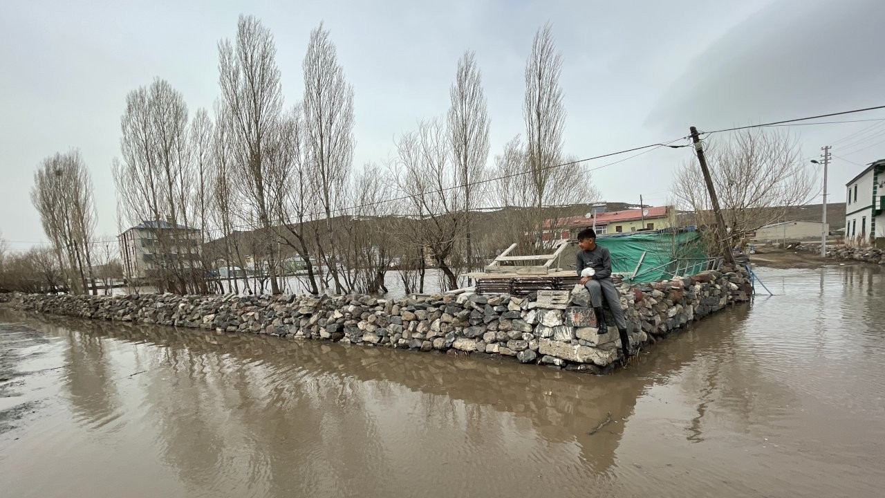Kars'ta su taşkını nedeniyle mahsur kalan 10 kişi daha tahliye edildi