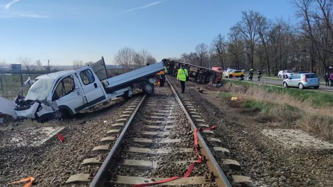 Macaristan'da işçileri taşıyan minibüs trenle çarpıştı: 5 can kaybı