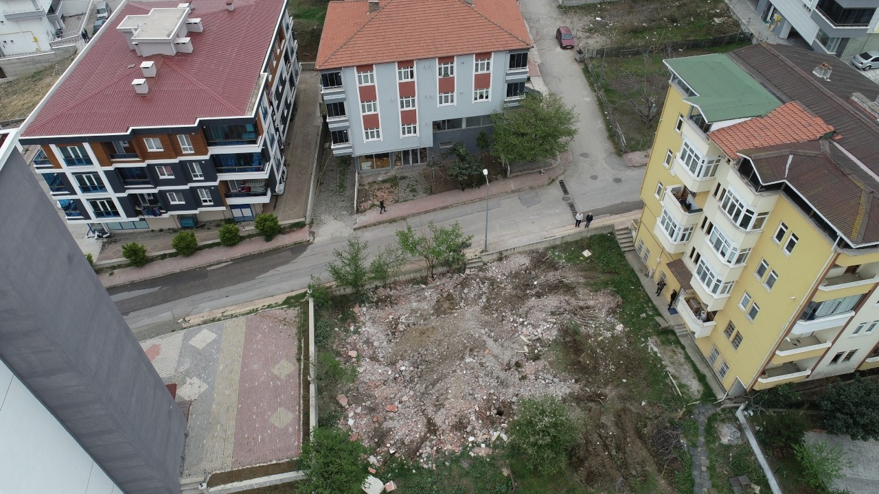 Samsun'da kepçe operatörü adresi karıştırınca başka binayı yıktı