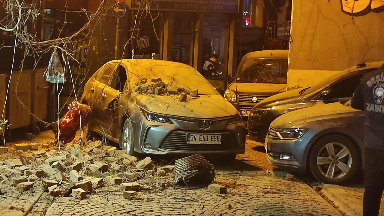 Beşiktaş'ta metruk binanın çatısı çöktü