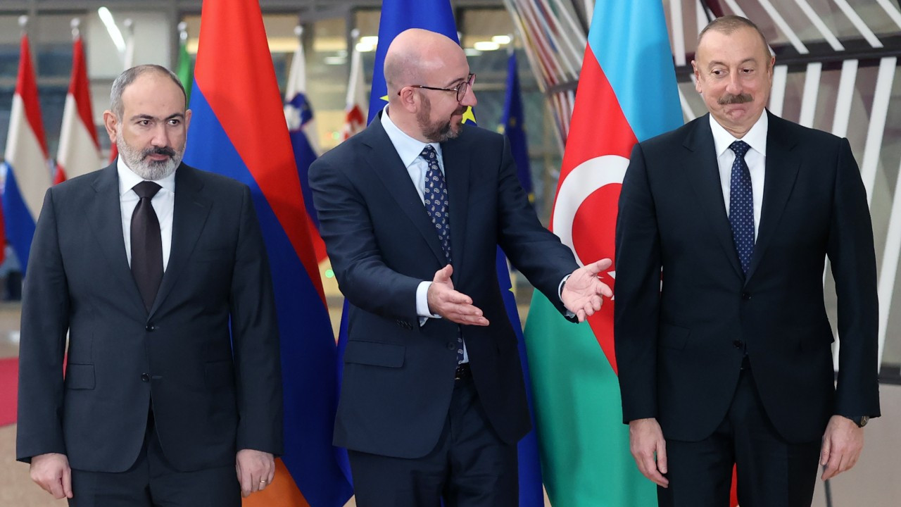 Aliyev ve Paşinyan 'barış' görüşmeleri için Brüksel'de bir araya geldi