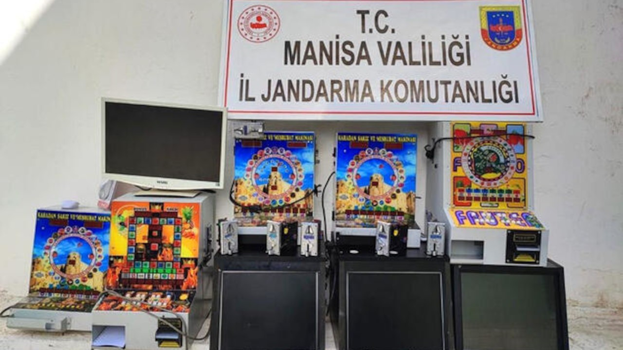 Manisa'da köy kahvelerini gezerek kumar oynatan 4 şüpheliye gözaltı