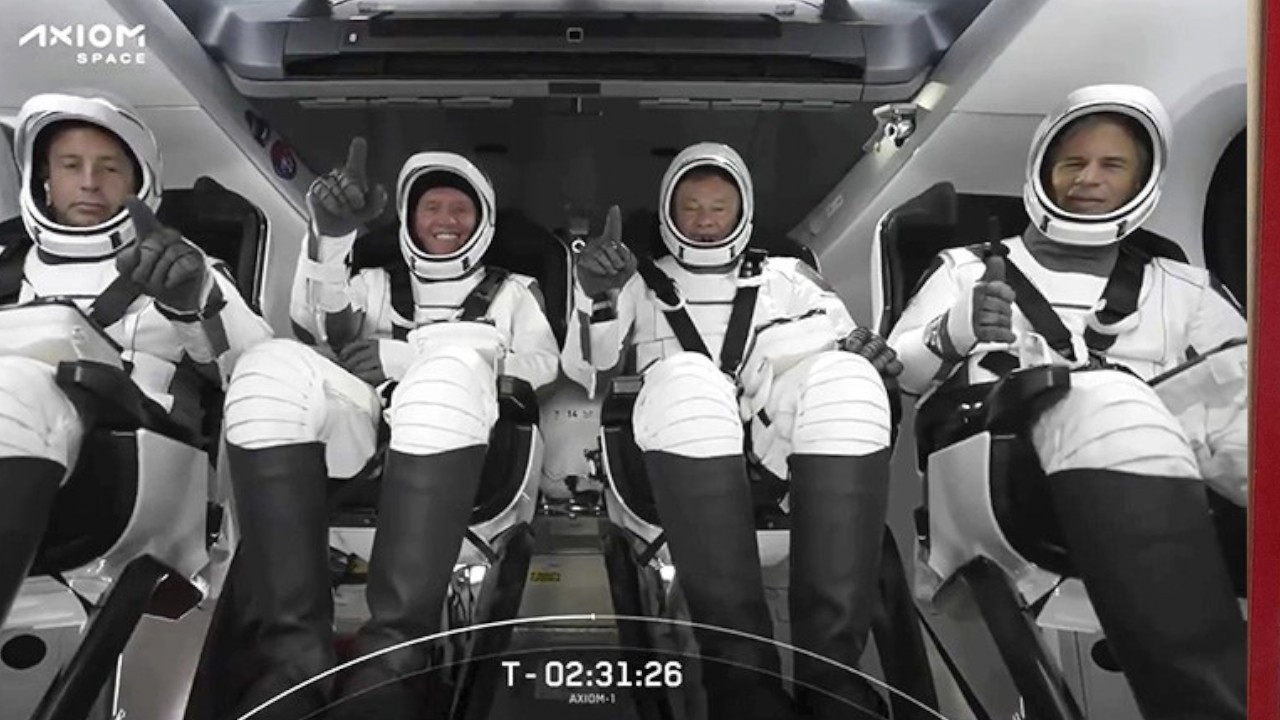 SpaceX, kişi başı 55 milyon dolar karşılığında uzaya 3 ziyaretçi gönderdi