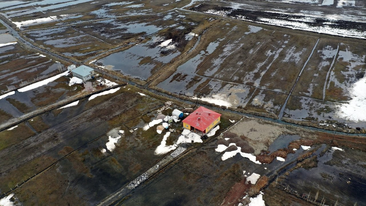 Kar eridi, Hakkari'de evleri su bastı