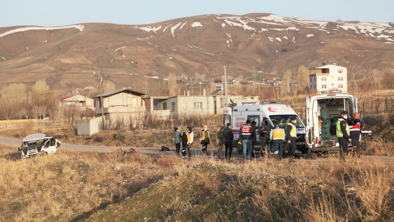 Bitlis'te mültecileri taşıyan minibüs takla attı: 4 ölü, 25 yaralı