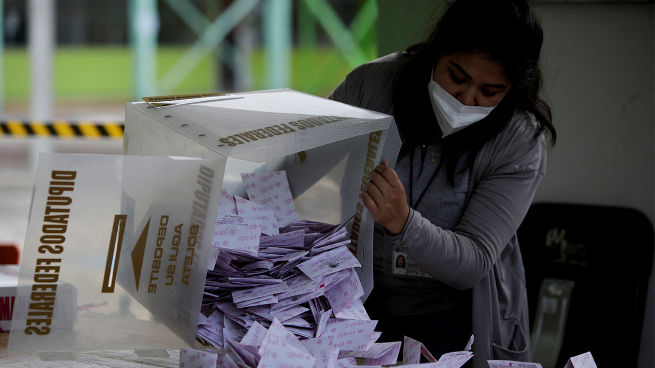 Meksika'da referandum: Obrador'un göreve devam etmesine onay