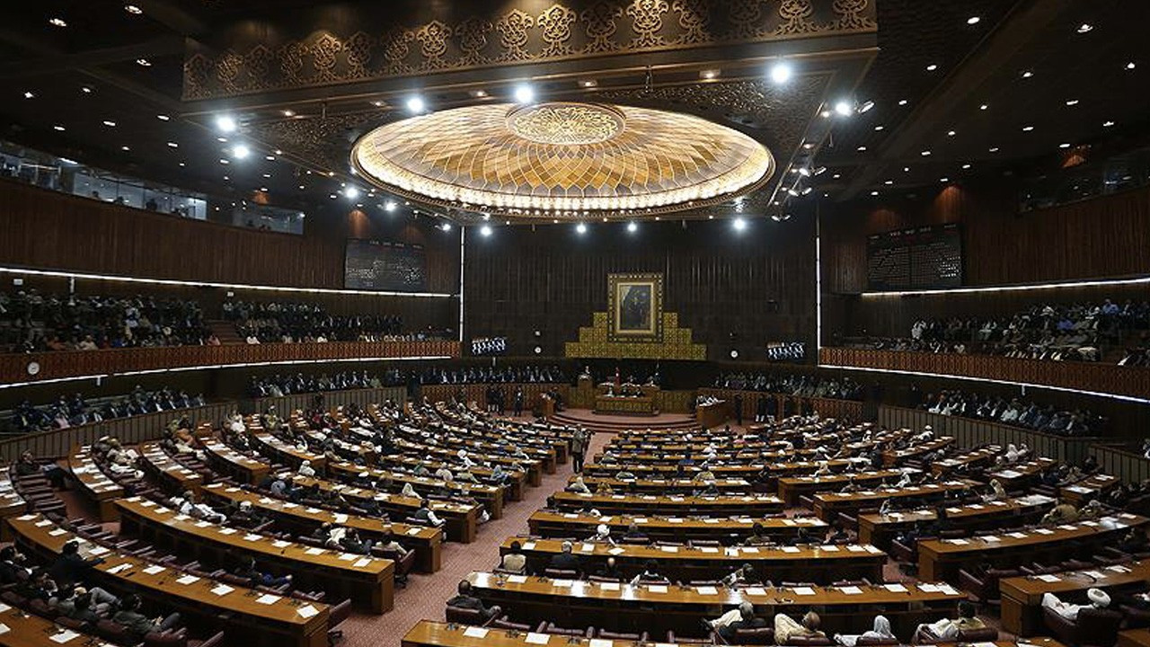 Pakistan parlamentosunda oylama: Yeni başbakan seçildi
