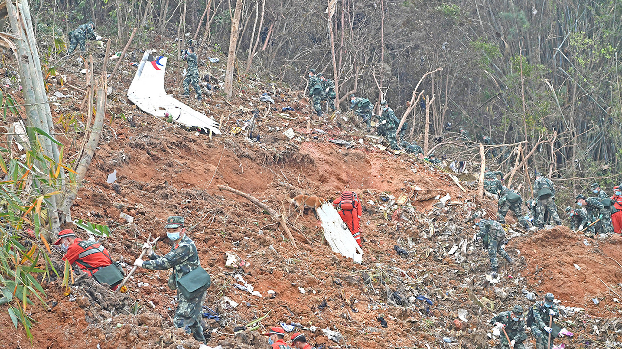Çin uçak kazasıyla ilgili 'intihar' iddialarını reddediyor