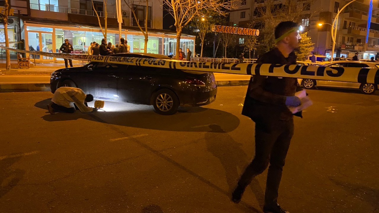 Diyarbakır'daki kahvehane saldırısıyla ilgili aranan 2 şüpheli teslim oldu