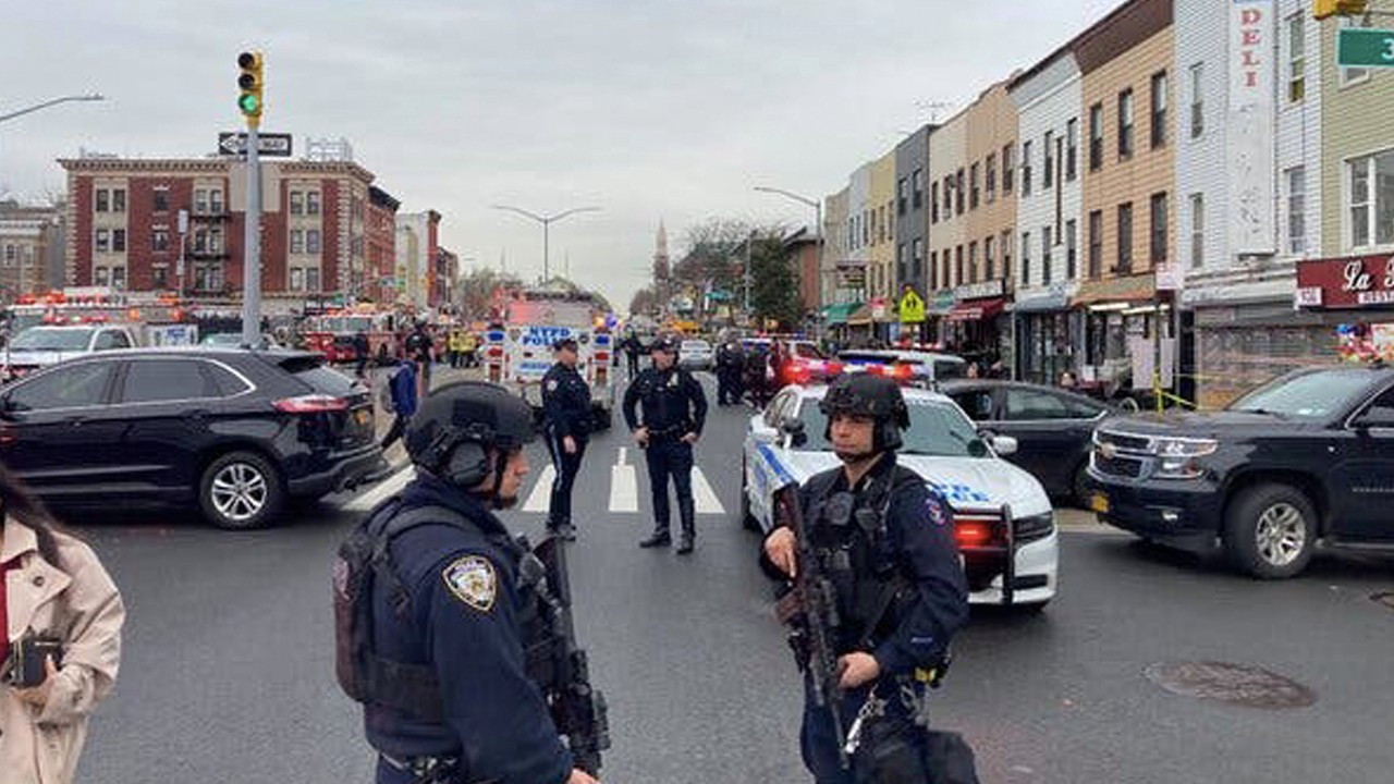 New York metrosunda silahlı saldırı: 16 yaralı