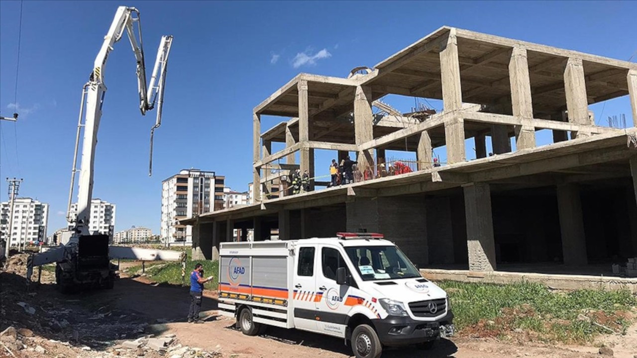 Diyarbakır'da inşaat iskelesi çöktü: Biri ağır 6 işçi yaralandı
