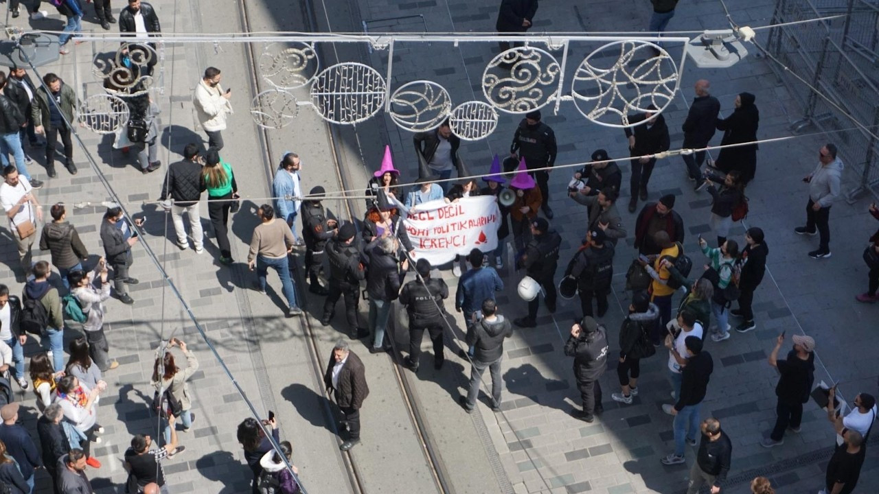 Beyoğlu'nda pedlere gelen zamları protesto eden 6 kadın gözaltına alındı