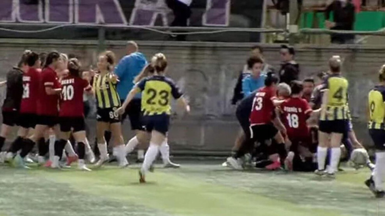 Amedsporlu 3 kadın futbolcuya 5 maç ceza