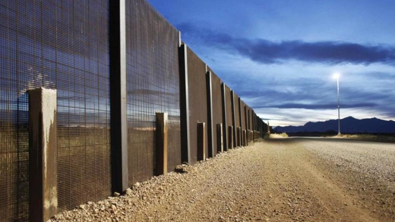 ABD-Meksika sınır duvarında asılı kalan göçmen hayatını kaybetti