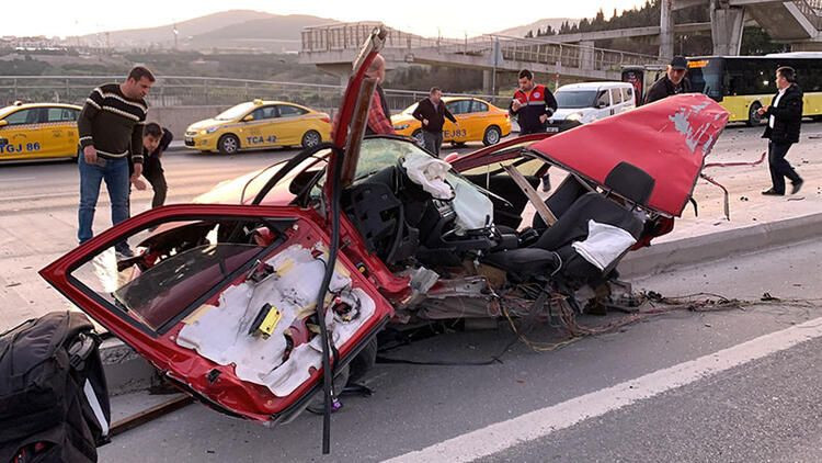 Maltepe'de üst geçidin ayağına çarpan otomobil ikiye ayrıldı: Sürücü ağır yaralandı - Sayfa 1