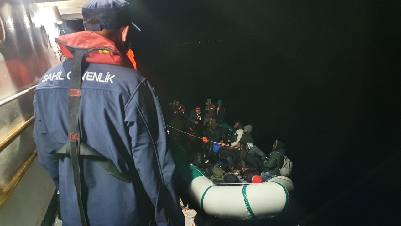 İzmir açıklarında 53 mülteci kurtarıldı