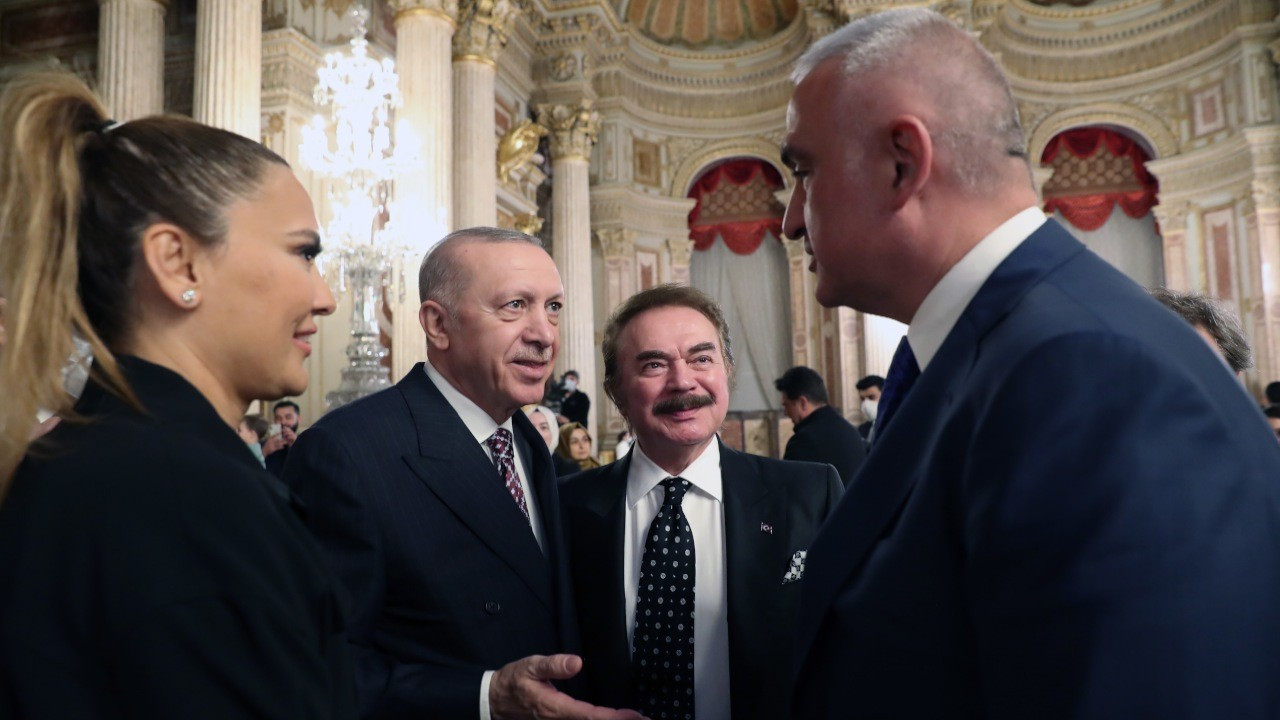Erdoğan: Büyük ve güçlü Türkiye için en hayati görevlerden biri sanatçılarımıza düşüyor