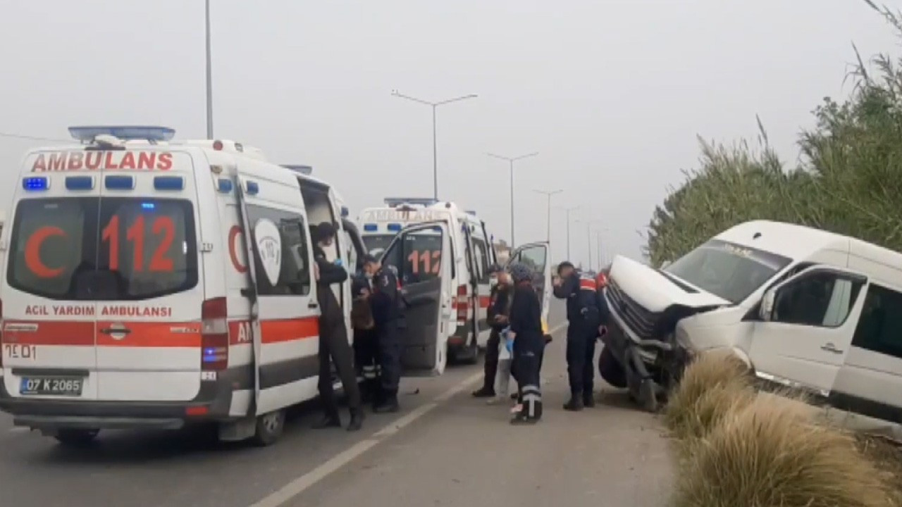 Antalya'da turistleri taşıyan minibüs devrildi