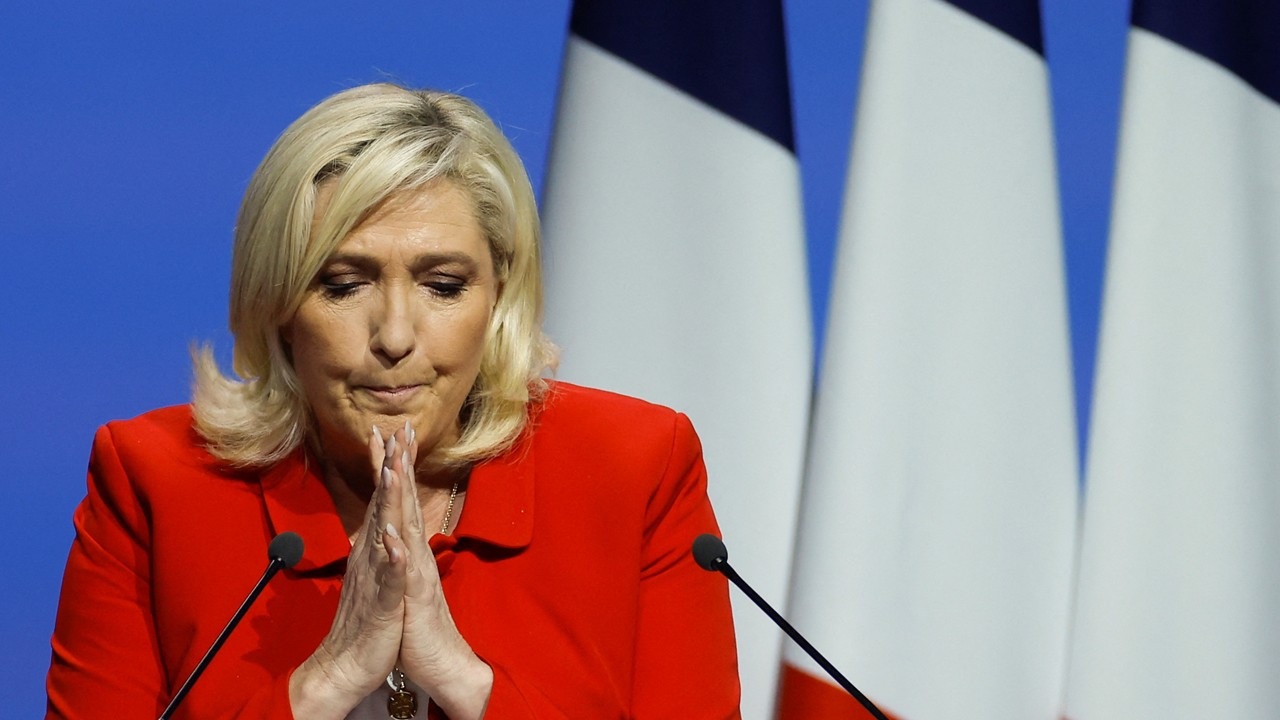 Fransa'da Le Pen seçim öncesi zimmetine para geçirmekle suçlanıyor