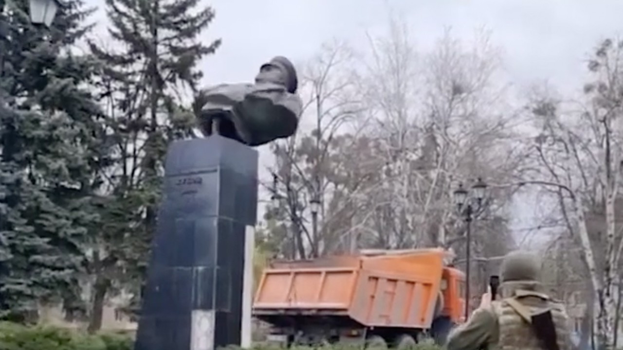 Ukrayna askerleri Harkov'da Sovyet mareşal Jukov'un büstünü yıktı
