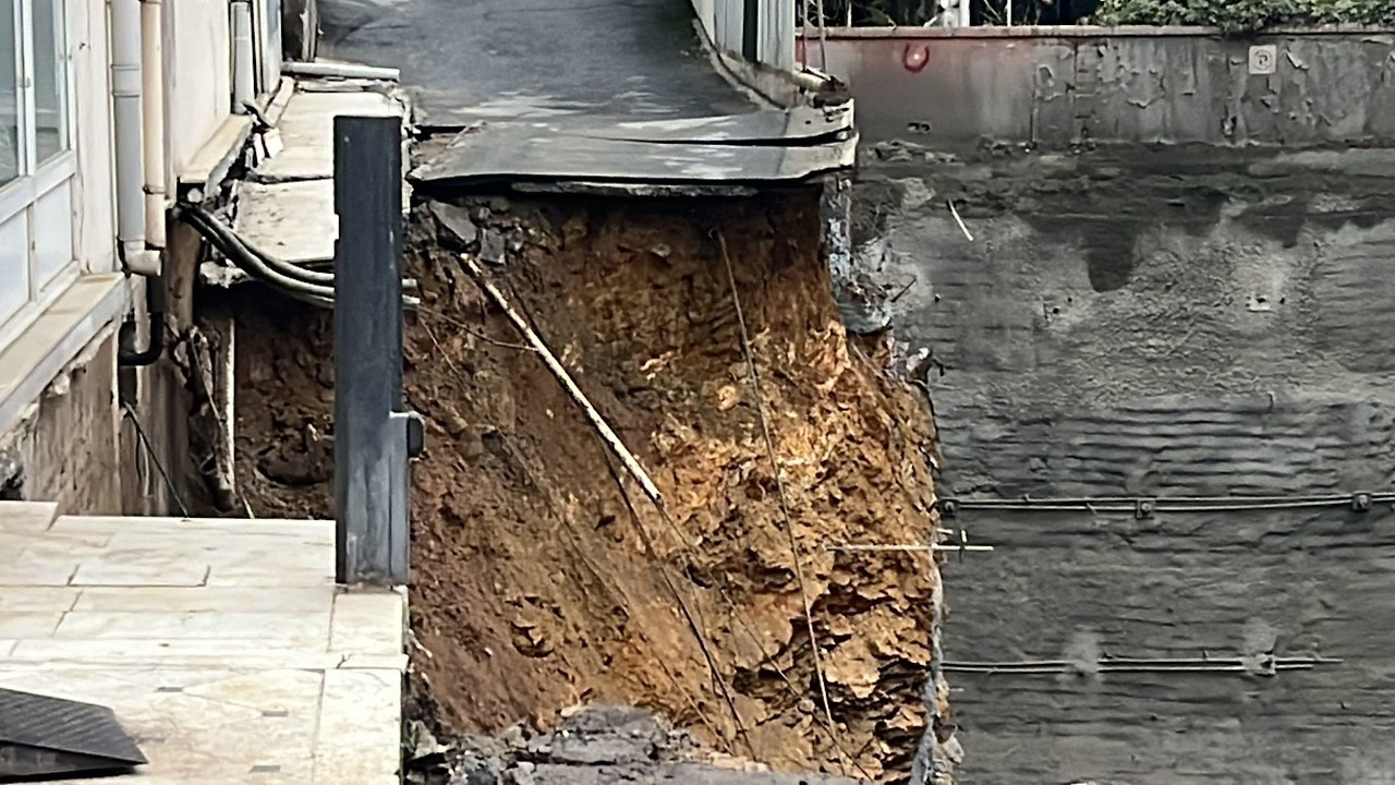 Kadıköy'de istinat duvarı çöktü: Altı katlı bina tahliye edildi