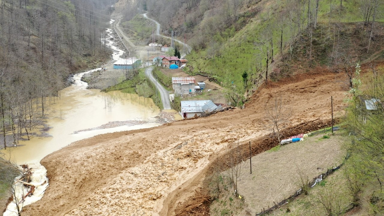 Trabzon'da heyelan: 5 bina toprak altında kaldı