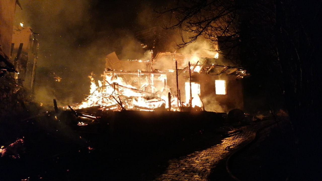Sivas'ta yangın: 4 ev tamamen kül oldu