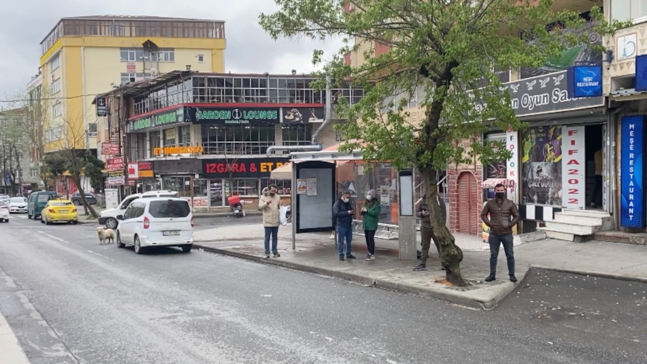 İki grup çatıştı, durakta otobüs bekleyen kadın vuruldu