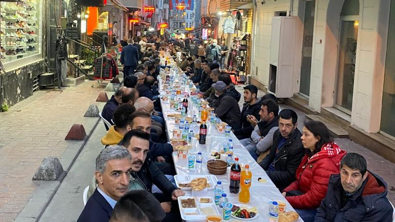 Beyoğlu'nda 500 kişilik sokak iftarı