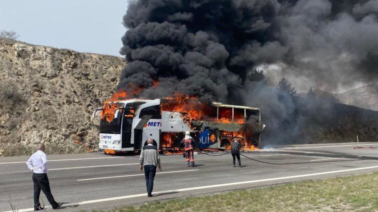 40 yolcunun bulunduğu otobüs yandı