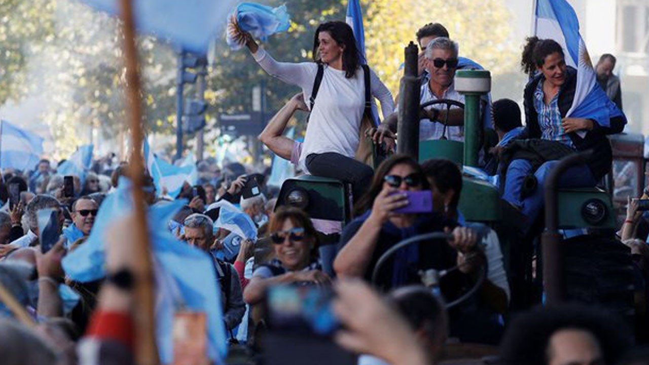 Arjantin'de çiftçiler vergilere tepkili: Başkentte traktörlü protesto