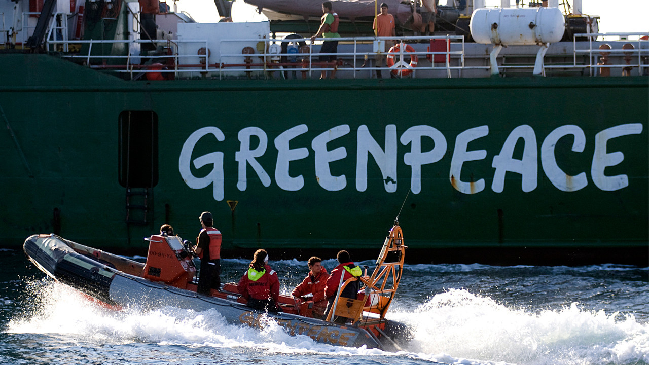 Greenpeace üyeleri Rus petrolü tedarik eden tankeri engelledi