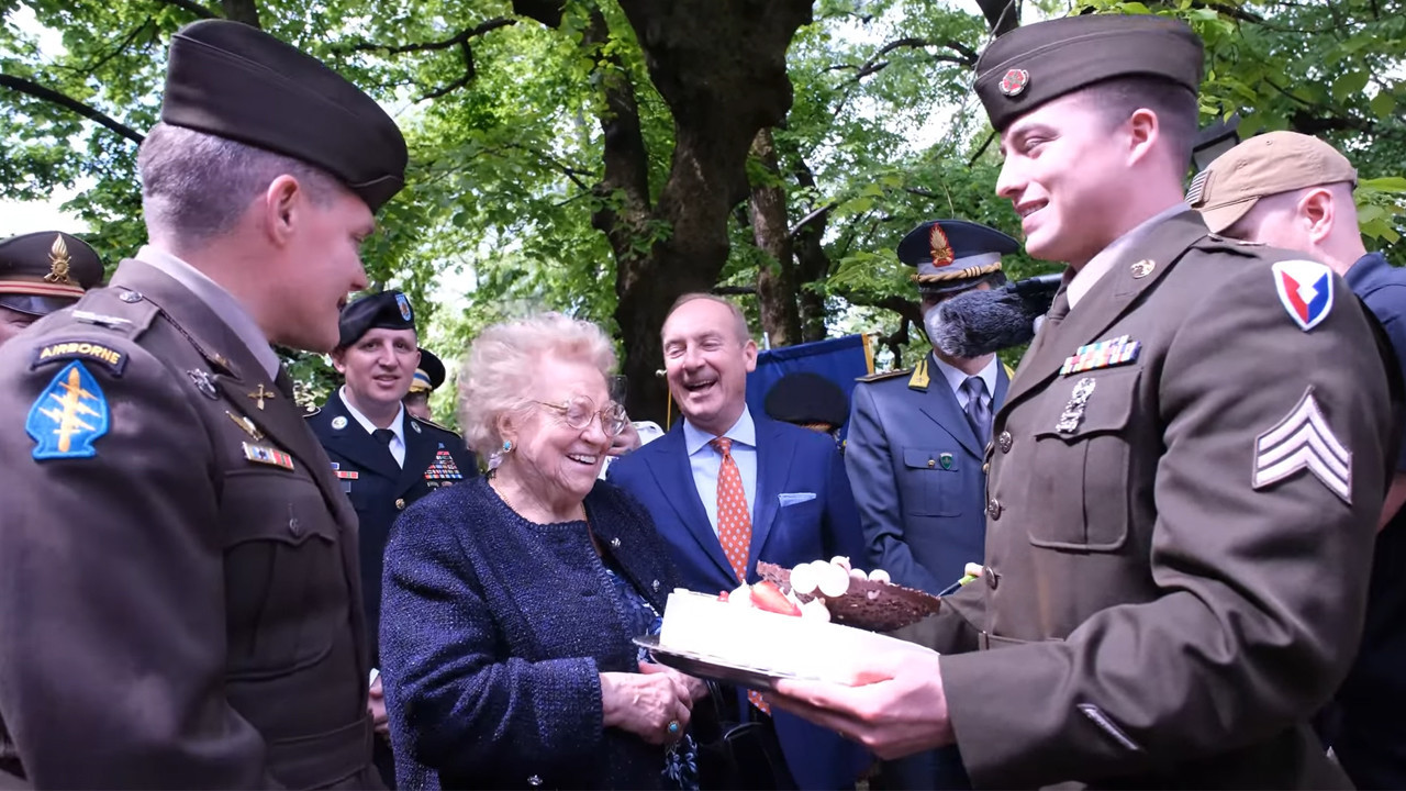 ABD askerleri 1945'te pastasını çaldıkları kadının 90'ıncı yaşını kutladı