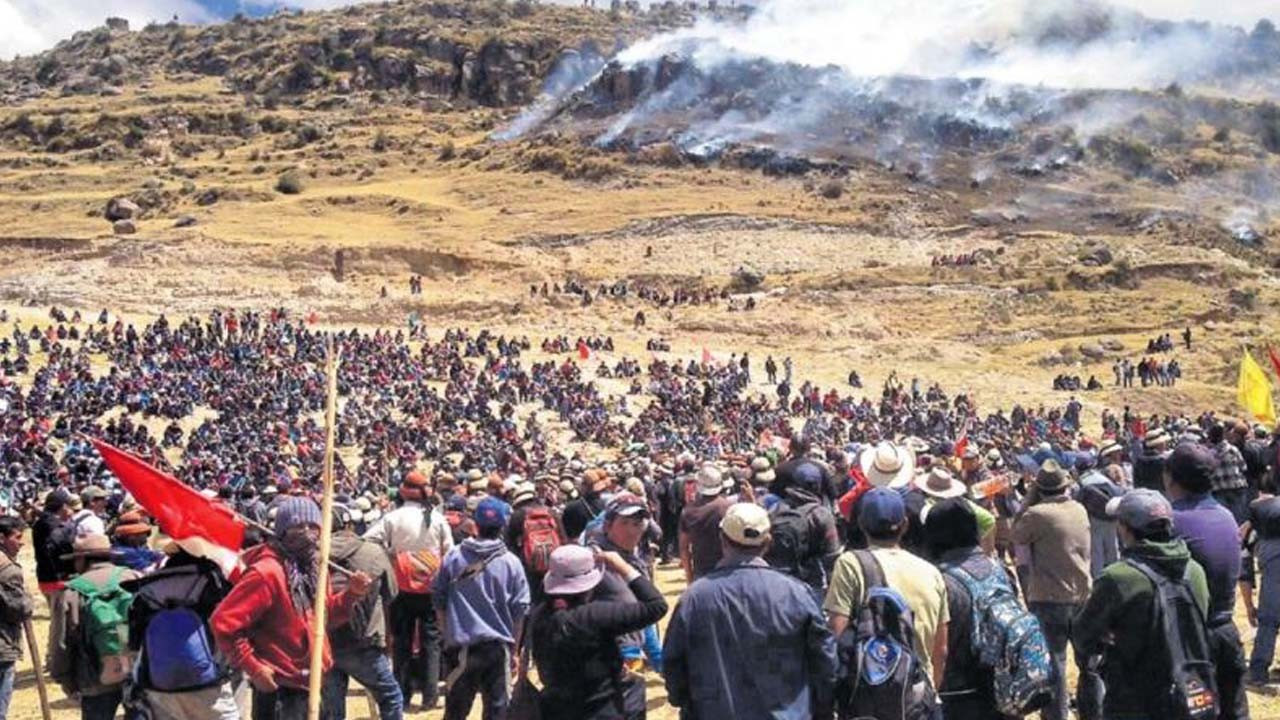 Peru'da bakır madenlerini protesto eden yerli halka polis saldırısı