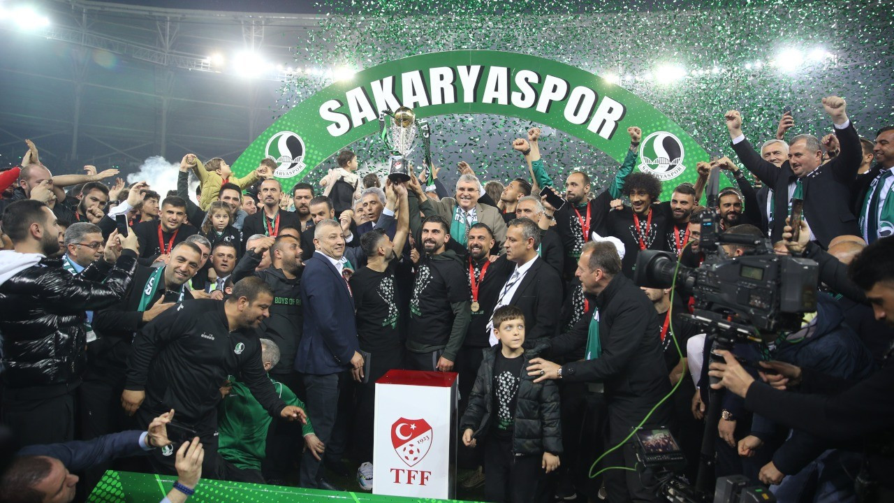 1'inci Lig'e yükselen Sakaryaspor, şampiyonluk kupasına kavuştu