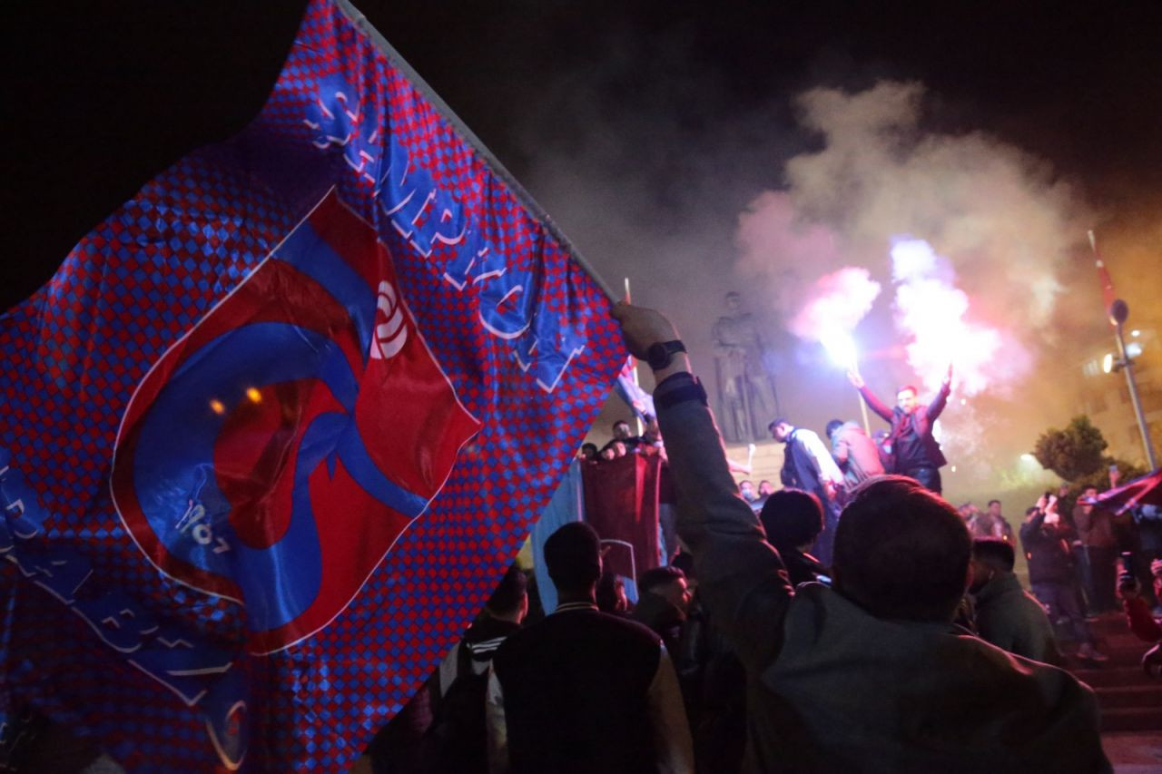 Trabzonspor taraftarı şampiyonluğu böyle kutladı - Sayfa 1