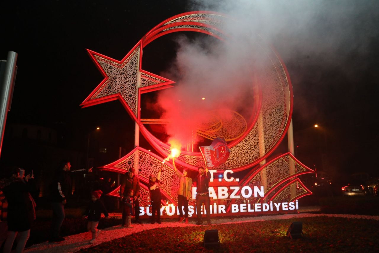 Trabzonspor taraftarı şampiyonluğu böyle kutladı - Sayfa 4