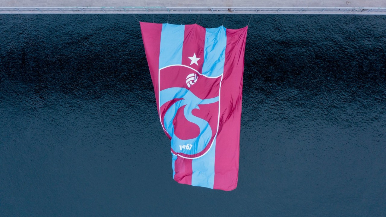 Trabzonspor, İstanbul Boğazı'nda asılı bayrağın parçalarını satışa sundu