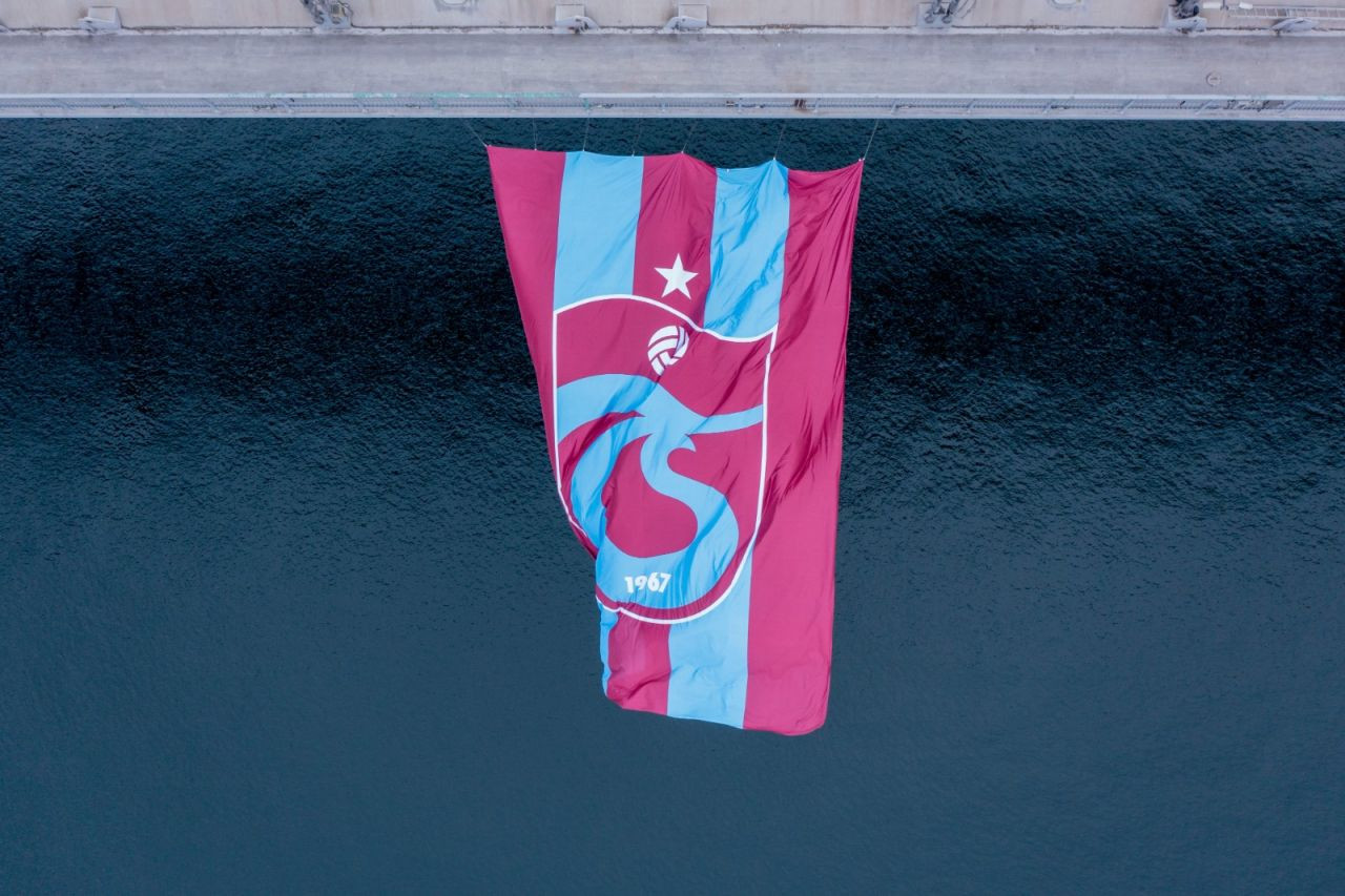 Trabzonspor, İstanbul Boğazı'nda asılı bayrağın parçalarını satışa sundu - Sayfa 1