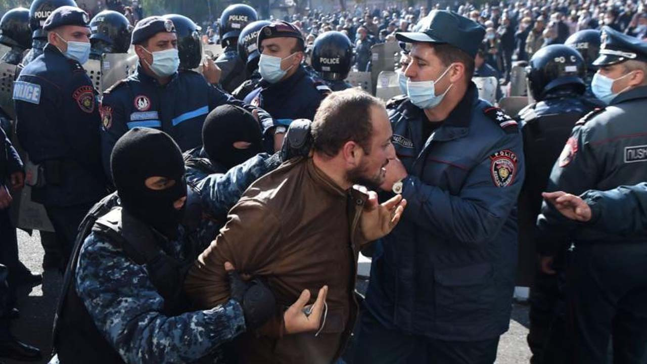 Erivan'da 'Paşinyan istifa' eylemi: Yüzlerce kişi gözaltına alındı